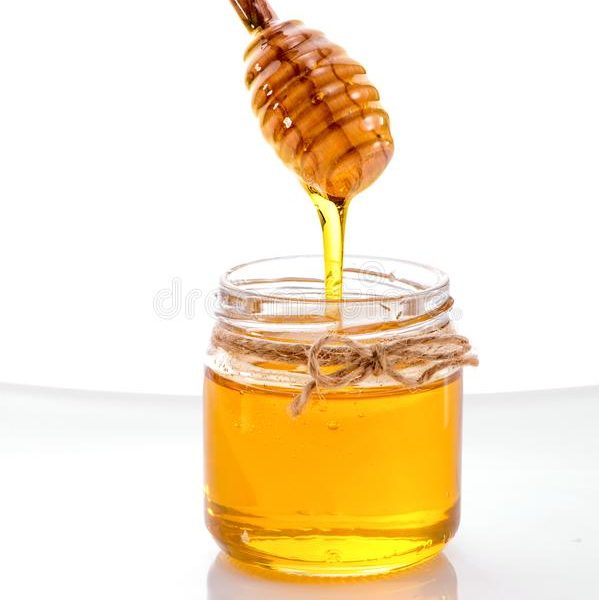 miel-liquide-coulant-outre-du-plongeur-dans-le-plan-rapproché-de-pot-d-isolement-sur-fond-blanc-105144995